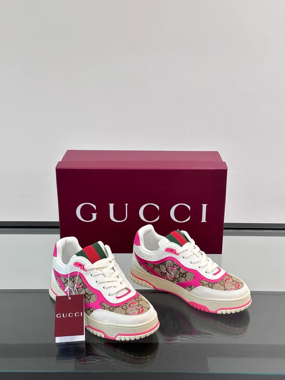 Men's Shoes 💰500 [New Style] 🦨🦨Gucci 𝐆𝐮𝐜𝐜𝐢 𝐑𝐞-𝐖𝐞𝐛 As a sneaker created by Sabato De Sarno for Gucci, the Re-Web series reinterprets the brand's classic stripes, with bold and unique details to set off a modern silhouette design. These shoes are crafted from white leather. This new sneaker is ingeniously decorated with many of the brand's classic details, and is equipped with a bright red and green webbing tongue, which will make people fall in love at first sight. White leather has been specially treated to be soft and shiny, with an embossed grained texture. Script Gucci logo and Interlocking G web label with Interlocking G and script Gucci logo. Rubber outsole with Interlocking G detail eyelets. Web tongue. Size: Female 35-40 (Female 41, 42 customized). Male 38-44 (45, 46 customized)